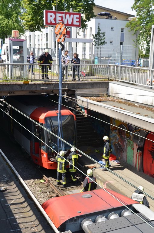 Unfall zwischen zwei KVB Bahnen Koeln Hoehenhaus Im Weidenbruch P153.JPG